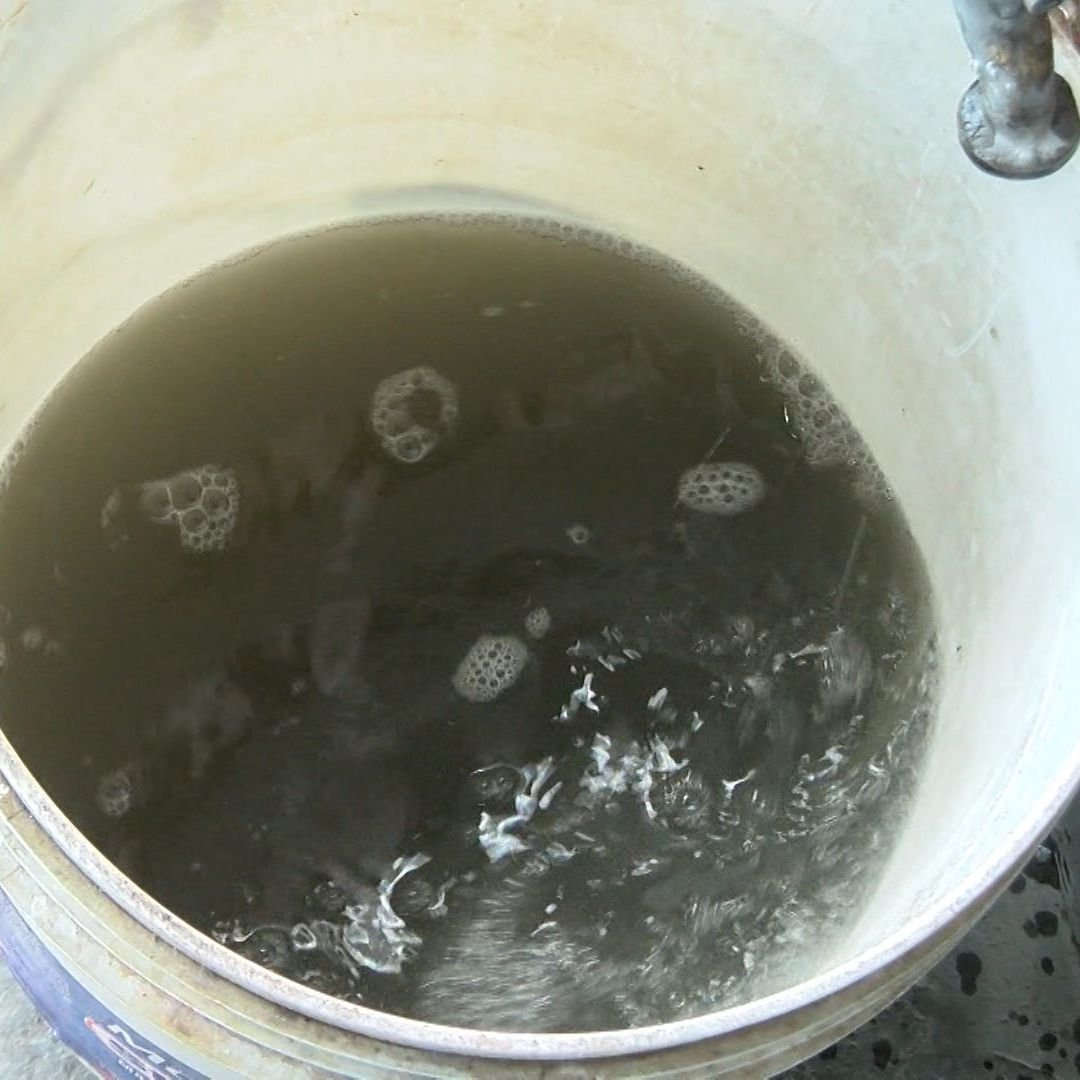 noticias_gab's tweet photo. 🔴 Morena se desmarca del agua sucia, pero evita hablar de las obras que faltan

El agua con olor y color está llegando desde Las Pintas y termina en la Planta Potabilizadora 1 de Miravalle, que necesita fortalecerse para tratar mejor ese caudal. El propio SIAPA ya reconoció ambos puntos.

Bajar el bombeo ayuda a que la planta trate mejor el agua, pero también significa mandar menos líquido a la ciudad y terminar con tandeos. 

La solución de fondo pasa por rehabilitar Miravalle, sanear las fuentes y mejorar la infraestructura.

¿Se imaginan si Morena Jalisco presionara a la Federación para meter dinero a esas obras en vez de convertir el agua sucia en pleito partidista? 

El proyecto de Presupuesto 2027 dejó la ampliación de Miravalle sin recursos federales específicos