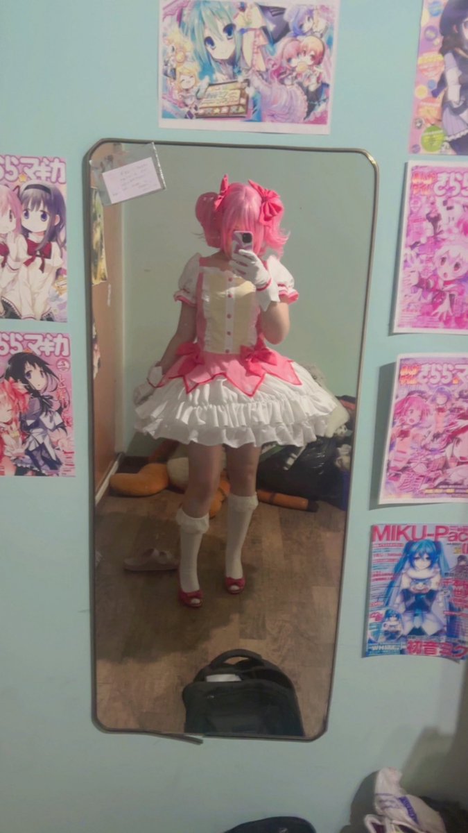 keymeyy's tweet photo. 23 años, conseguí mi primer título a los 21, sigo estudiando, trabajo, hago pasantías y en mis tiempos libres soy feliz haciendo cosplay y dibujando lesbianas, cuál hay? https://t.co/ekS29h5U8s