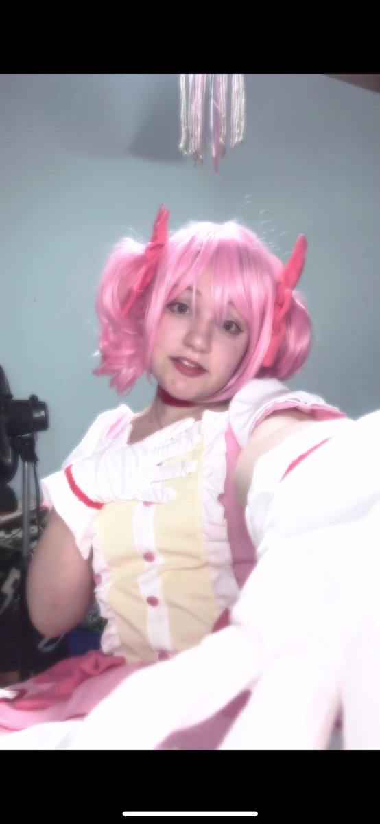 keymeyy's tweet photo. 23 años, conseguí mi primer título a los 21, sigo estudiando, trabajo, hago pasantías y en mis tiempos libres soy feliz haciendo cosplay y dibujando lesbianas, cuál hay? https://t.co/ekS29h5U8s