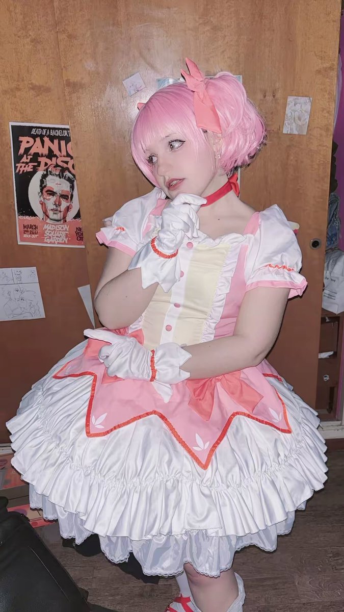 keymeyy's tweet photo. 23 años, conseguí mi primer título a los 21, sigo estudiando, trabajo, hago pasantías y en mis tiempos libres soy feliz haciendo cosplay y dibujando lesbianas, cuál hay? https://t.co/ekS29h5U8s