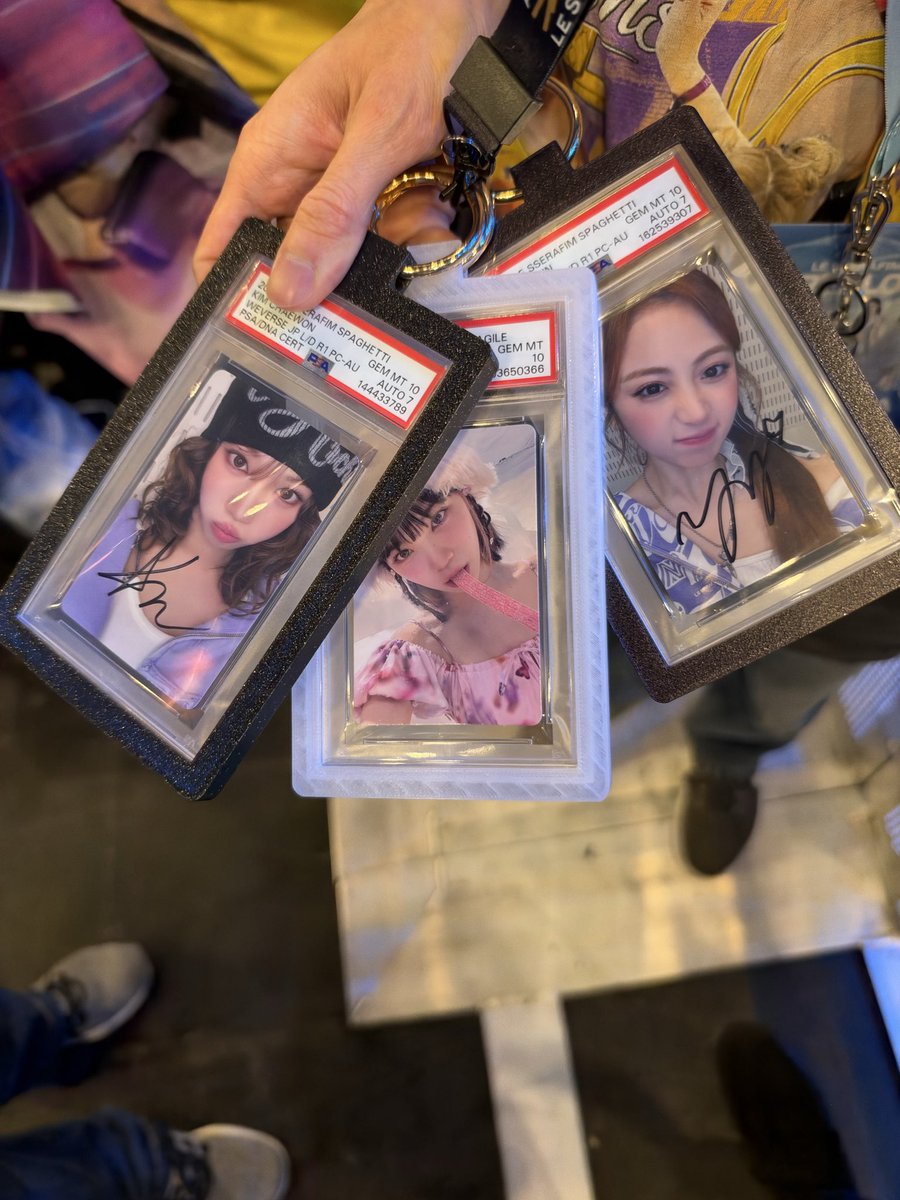 CGLongTweet's tweet photo. Check out this guy’s IG if you’re interested in collecting and buying graded signed kpop photo cards. #LESSERAFIM #KimChaewon #Sakura #HuhYunjin #Kazuha #HongEunchae #pureflow_DC https://t.co/i6pSZ7ImZX