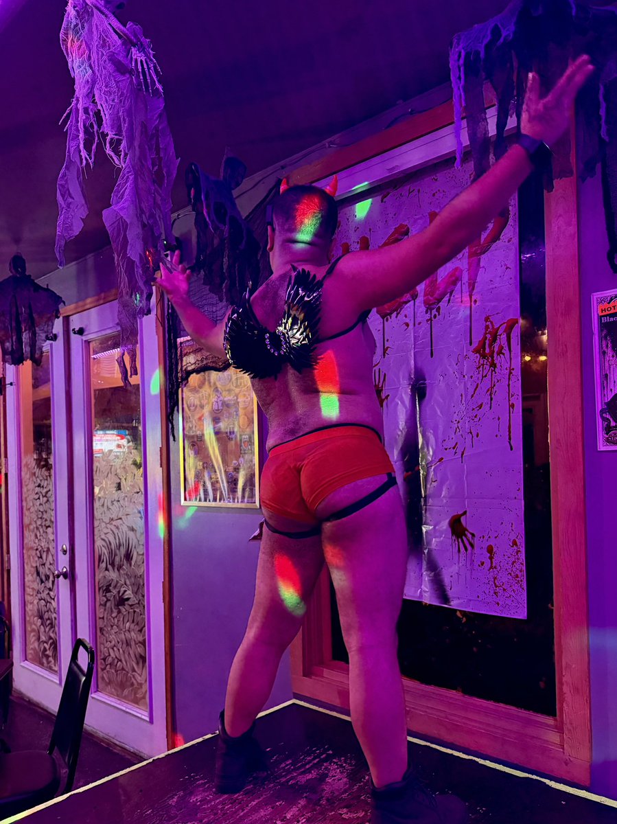 antoniothegogo's tweet photo. first show of spooky season last night 🎃 https://t.co/R75SUehUnd
