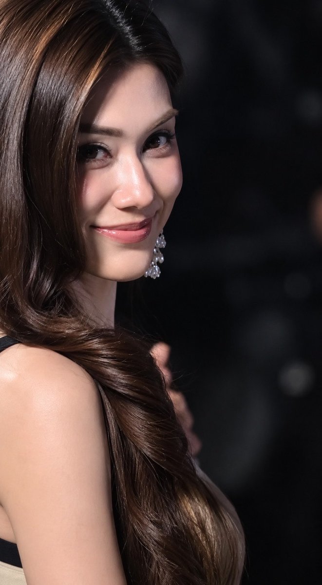 Alexnox_alex's tweet photo. เดรสสจริง หน้าตาท่านทรงคุณค่ามาก 🖤✨

#CHANELSS27xLenaMiu
#LalinaLena #MiuNatsha
#CHANELSpringSummer 
#CHANEL #PFW https://t.co/VM4Gu4GUbA