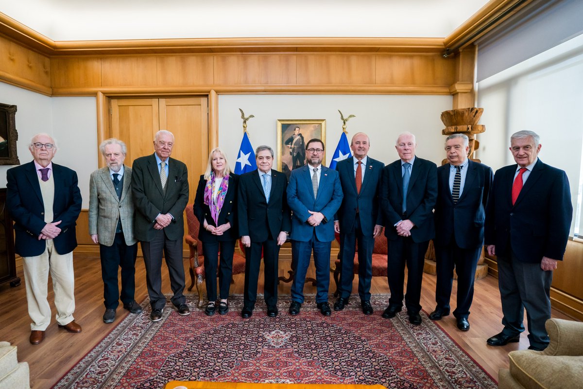 Minrel_Chile's tweet photo. El ministro Francisco Pérez Mackenna se reunió integrantes de la comisión de RREE del Instituto Libertad. Abordaron los principales temas de la agenda en la política exterior, además de revisar el panorama geopolítico global y de los países vecinos. https://t.co/ieuyTIDxBI