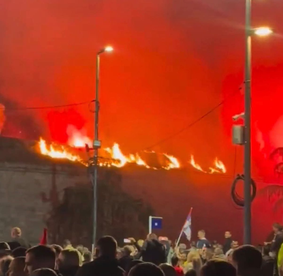 nismojgrad's tweet photo. Niška tvrđava nije rekvizit za stranačke predstave!

Tražimo hitnu istragu zbog požara tokom večerašnjeg skupa SNS-a. Utvrditi ko je odgovoran, kako je došlo do požara i da li je pričinjena šteta.

Tvrđava pripada svim građanima Niša i mora biti zaštićena. https://t.co/xRryTBlYuZ