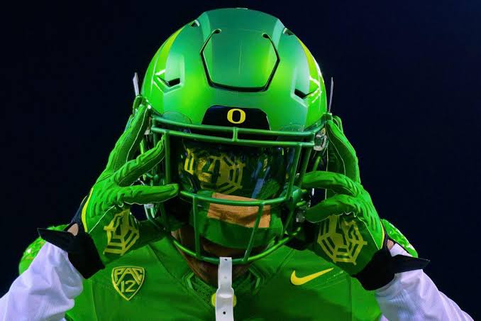 coachIzFw's tweet photo. Shotout to @CoachDanLanning And@CoachJoeLorig
@oregonfootball for stopping by the FED @FederalWayFB  Friday, during their bye week to talk about our guys. https://t.co/L8pIny9OIw