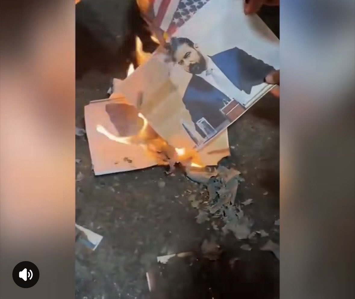 Journalistahm's tweet photo. احراق صورة علي الزيدي و دوسها من قبل الفصائل تذكرنه بكصة اذن الكاظمي و التغليس مستمر https://t.co/1FNFqZiXli