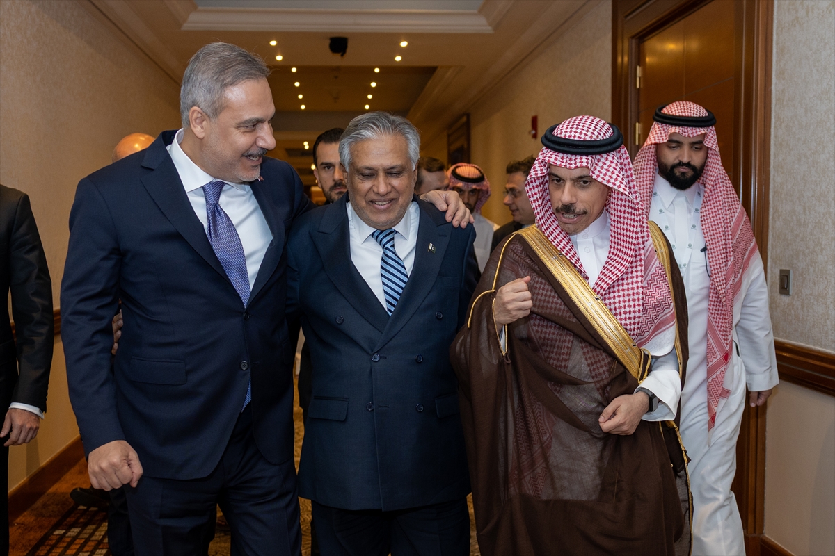 soLPortal2026's tweet photo. Mekke İttifakı'yla AKP ülkemizi Yemen'e karşı savaşa sokuyor

Erdoğan'ın imza attığı ancak Meclis'e getirilip onaylanmayan, içeriği ve kapsamı kamuoyuna açıklanmayan bir anlaşmayla Pakistan ve Suudi Arabistan ile oluşturulan ittifakın Riyad'da yapılan toplantısında ülkemizin askerlerinin binlerce kilometre uzaklıktaki savaşa gönderilmesine dair karar çıktı.

https://t.co/YcZpdzGdLb