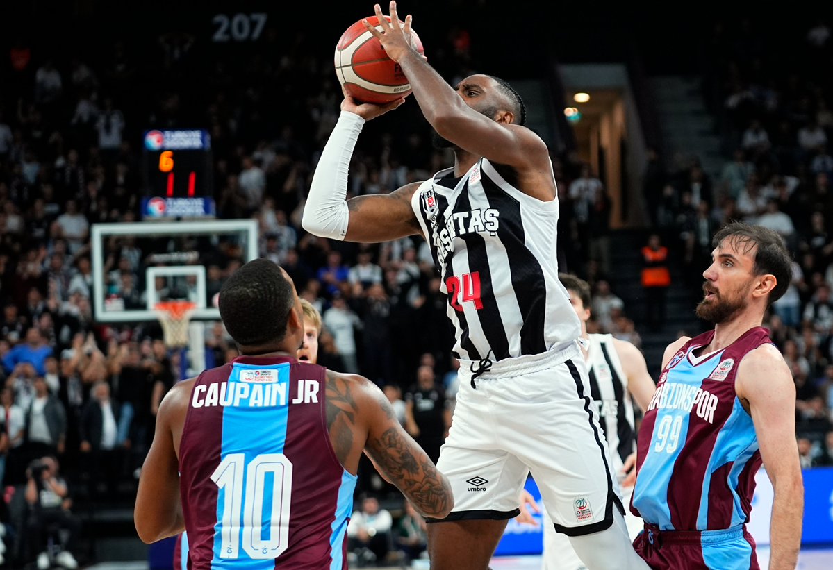 HaberSantral's tweet photo. 🏀 Parkede dev derbi Beşiktaş'ın!

Türkiye Sigorta Basketbol Süper Ligi'nde Beşiktaş, Trabzonspor'u 90-81 mağlup ederek ligdeki ilk galibiyetini aldı. Maçın öne çıkan anları ve skorer isimler haberimizde:

👇
https://t.co/dnYSRl1eC8 https://t.co/7TnnTXUsLf
