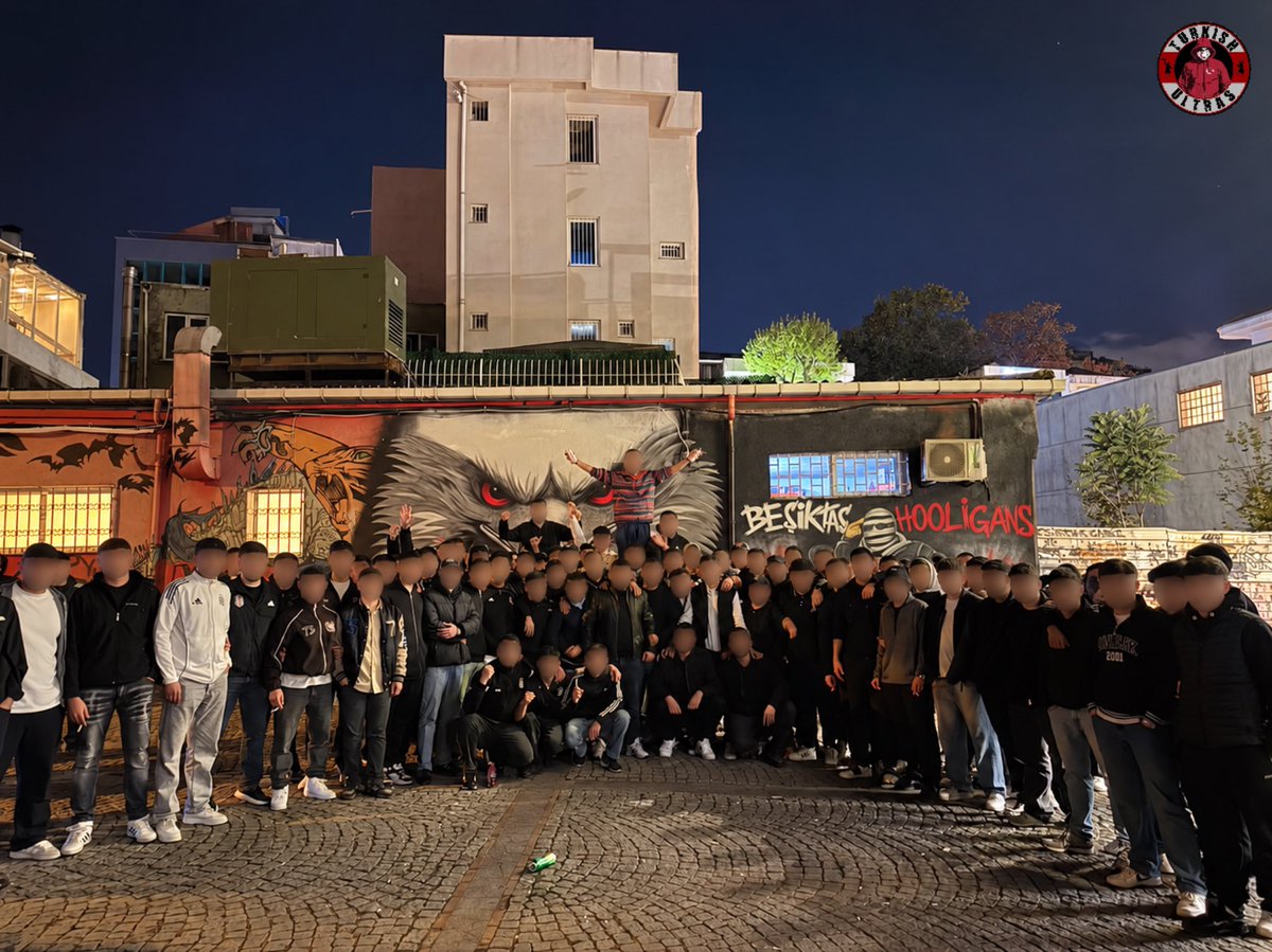 UltrasTurkish's tweet photo. Beşiktaş tribünü, karalanan graffitileri düzeltti. https://t.co/HykJg97FS1