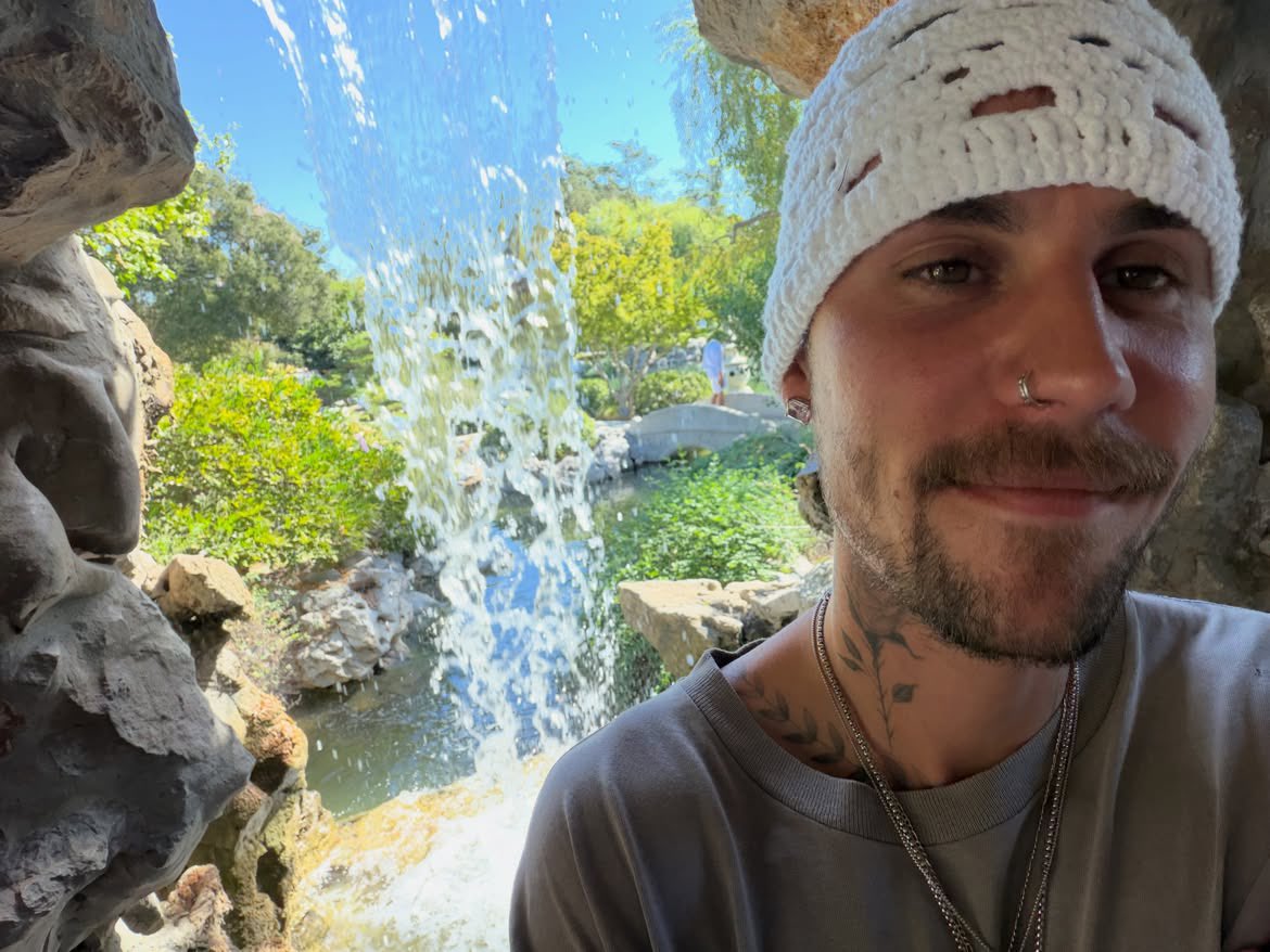 justinbieberbr's tweet photo. ROSTO CHOCANTE! 🤩

Justin Bieber via Instagram: “Excursão @skylrk.” https://t.co/DWQhAwMsGK