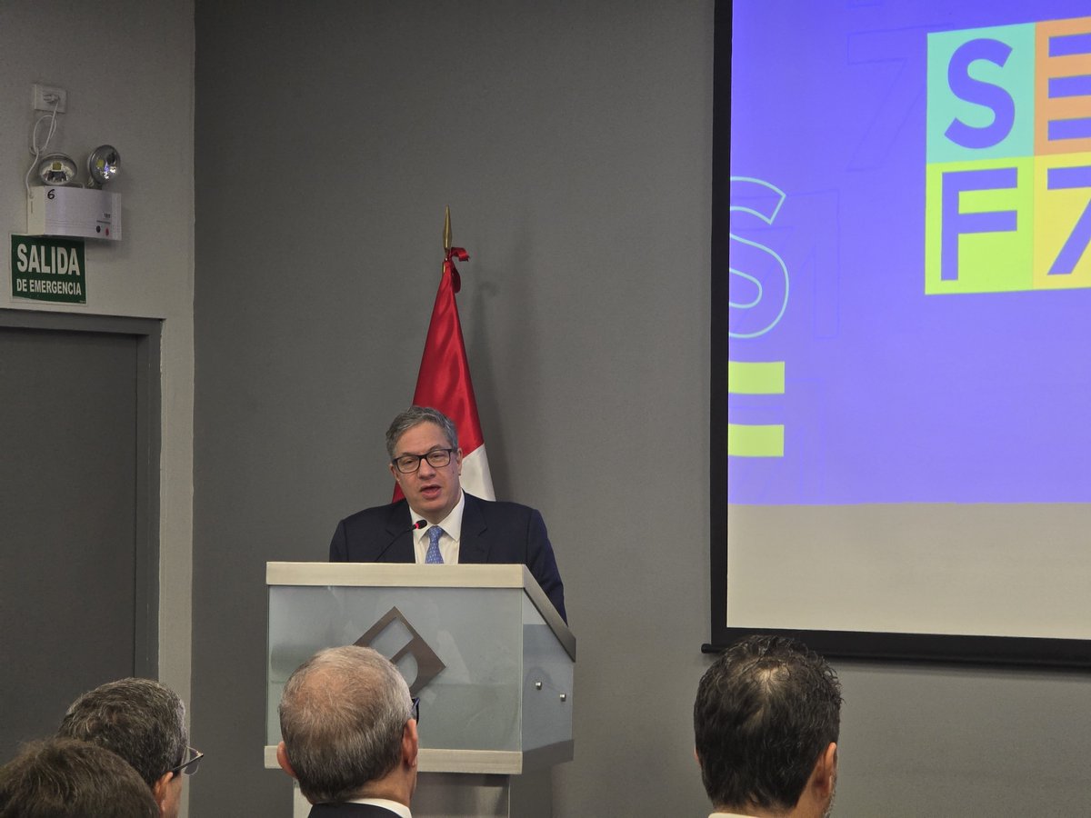AgendaCAF's tweet photo. La educación financiera es fundamental para que la inclusión financiera se traduzca en decisiones informadas y mayor bienestar. Con esta perspectiva, @Rojasarroyo, gerente regional para el Sur Andino y representante de CAF en Perú, inauguró junto a Sergio Espinosa, superintendente de Banca, Seguros y AFP, la Semana de la Educación Financiera 2026.

Desde hace más de una década, CAF y la SBS trabajan juntos para generar evidencia sobre las capacidades financieras de la población peruana. Las cuatro Encuestas de Capacidades Financieras realizadas desde 2013 han aportado información para comprender su evolución y fortalecer las políticas públicas de inclusión y educación financiera.

La encuesta de 2026 incorpora nuevos desafíos, como las tecnologías financieras, la inteligencia artificial, las inversiones digitales y la ciberseguridad. Desde CAF seguiremos fortaleciendo alianzas para generar conocimiento, apoyar mejores políticas públicas y contribuir al bienestar financiero en Perú y en América Latina y el Caribe.