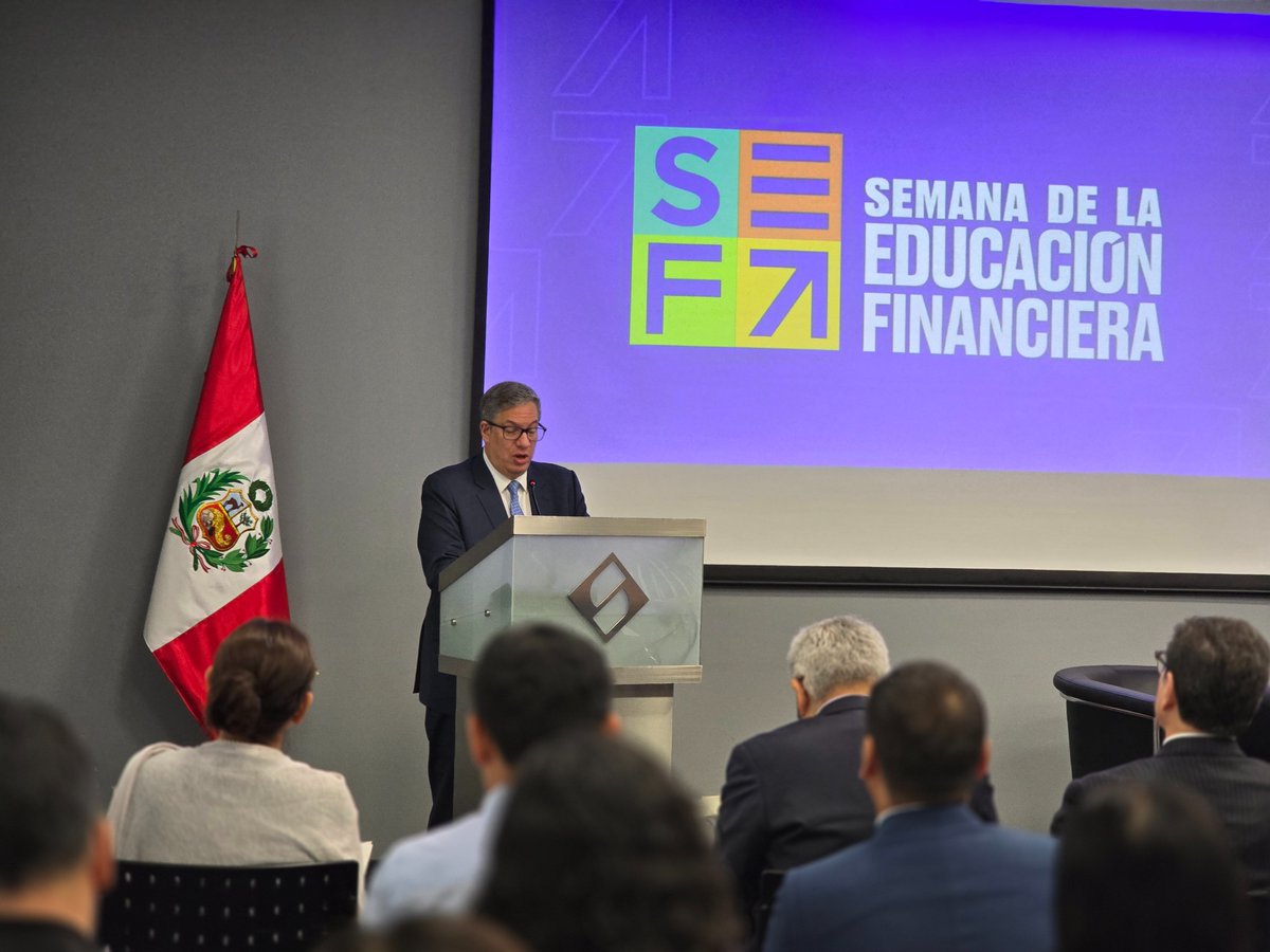 AgendaCAF's tweet photo. La educación financiera es fundamental para que la inclusión financiera se traduzca en decisiones informadas y mayor bienestar. Con esta perspectiva, @Rojasarroyo, gerente regional para el Sur Andino y representante de CAF en Perú, inauguró junto a Sergio Espinosa, superintendente de Banca, Seguros y AFP, la Semana de la Educación Financiera 2026.

Desde hace más de una década, CAF y la SBS trabajan juntos para generar evidencia sobre las capacidades financieras de la población peruana. Las cuatro Encuestas de Capacidades Financieras realizadas desde 2013 han aportado información para comprender su evolución y fortalecer las políticas públicas de inclusión y educación financiera.

La encuesta de 2026 incorpora nuevos desafíos, como las tecnologías financieras, la inteligencia artificial, las inversiones digitales y la ciberseguridad. Desde CAF seguiremos fortaleciendo alianzas para generar conocimiento, apoyar mejores políticas públicas y contribuir al bienestar financiero en Perú y en América Latina y el Caribe.