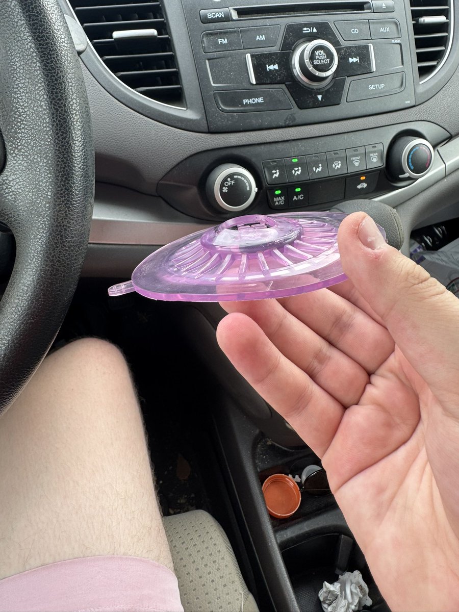 DailySquiddy's tweet photo. The fucking phone holder i bought for my car literally melted out of the suction cup fuck this bullshit https://t.co/OTn5ym68B9