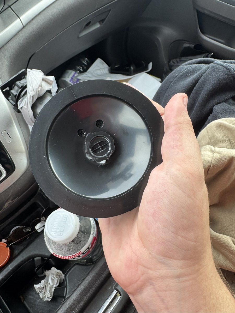 DailySquiddy's tweet photo. The fucking phone holder i bought for my car literally melted out of the suction cup fuck this bullshit https://t.co/OTn5ym68B9