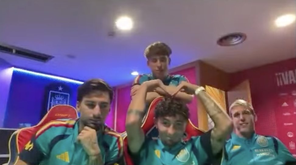 seunginsexito's tweet photo. el corazoncito que le hizo Yeremy a Borja después de que Baena le dijese que le echan mucho de menos, la mejor selección del mundo joder https://t.co/xKpS9b12h4