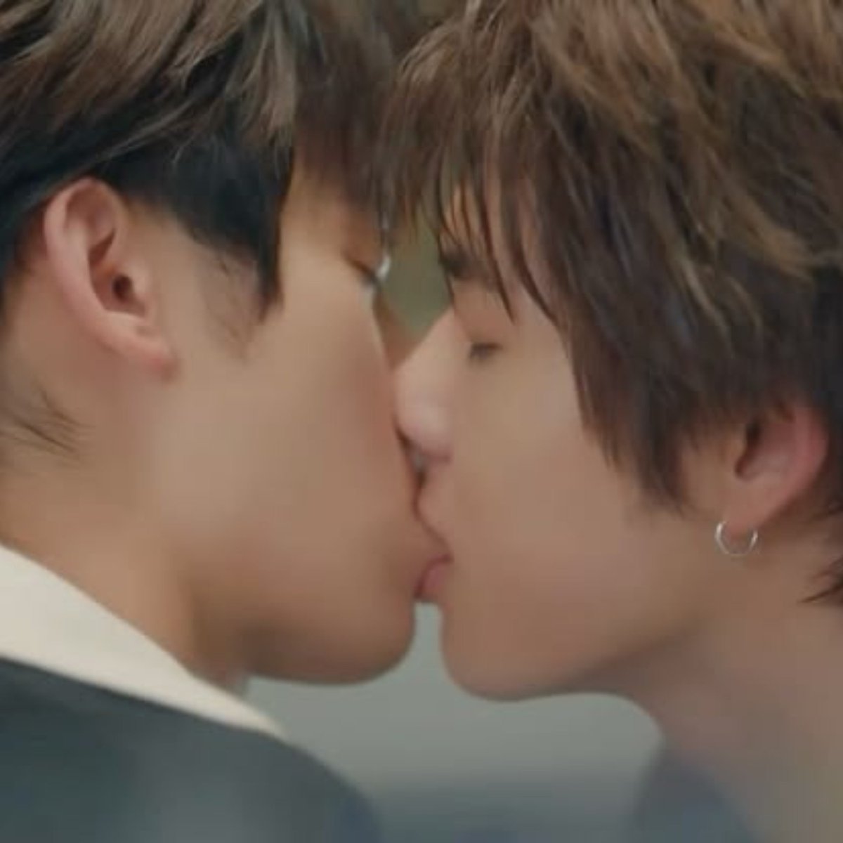 ttporva's tweet photo. there's a two type of kiss https://t.co/Wm2kHJrJDq