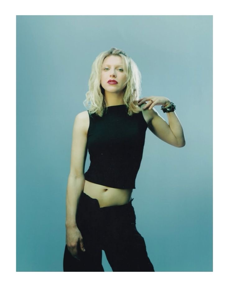 eemurmurs's tweet photo. She's so cool and important to me. I kept looking at her pictures randomly she literally lived a million lives omg https://t.co/nQWHf4Jgi1