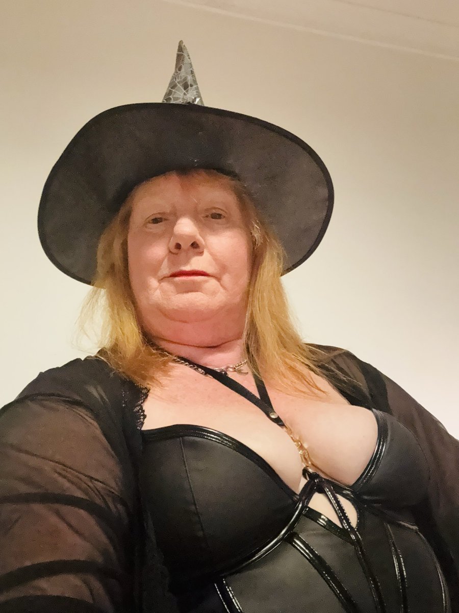 MistressMareeLC's tweet photo. Spooky month 🧙 https://t.co/5gtEZrZ5QN