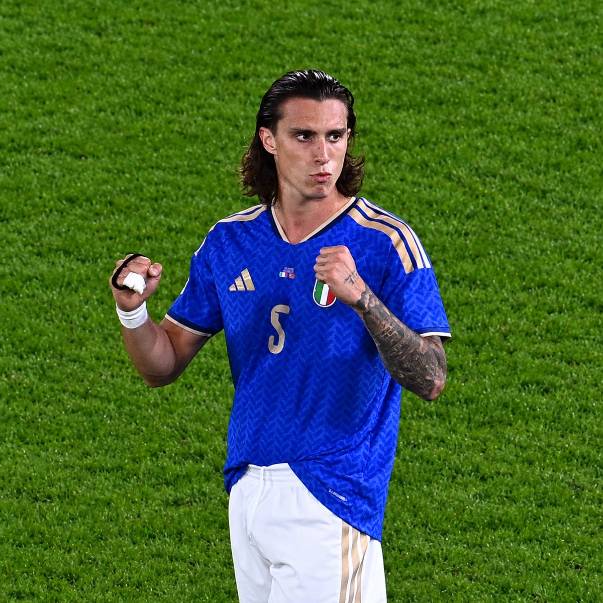 Josepintor80451's tweet photo. 🇮🇹 FULL-TIME: ITALY 3–1 TÜRKİYE 🇹🇷🔥

⚽ Scamacca put Italy ahead
⚽ Şimşir equalized for Türkiye
⚽ Calafiori restored the lead
⚽ Pio Esposito sealed the win late! 💪🔵

The Azzurri climb to second in their Nations League group. 📈🏟️ Who was your player of the match? 👀

🇪🇸 FINAL: ITALIA 3–1 TURQUÍA 🔥

⚽ Scamacca abrió el marcador
⚽ Şimşir empató para Turquía
⚽ Calafiori devolvió la ventaja a Italia
⚽ ¡Pio Esposito sentenció el partido al final! 💪🔵

La Azzurra sube al segundo puesto de su grupo en la Nations League. 📈🏟️ ¿Quién fue tu jugador del partido? 👀