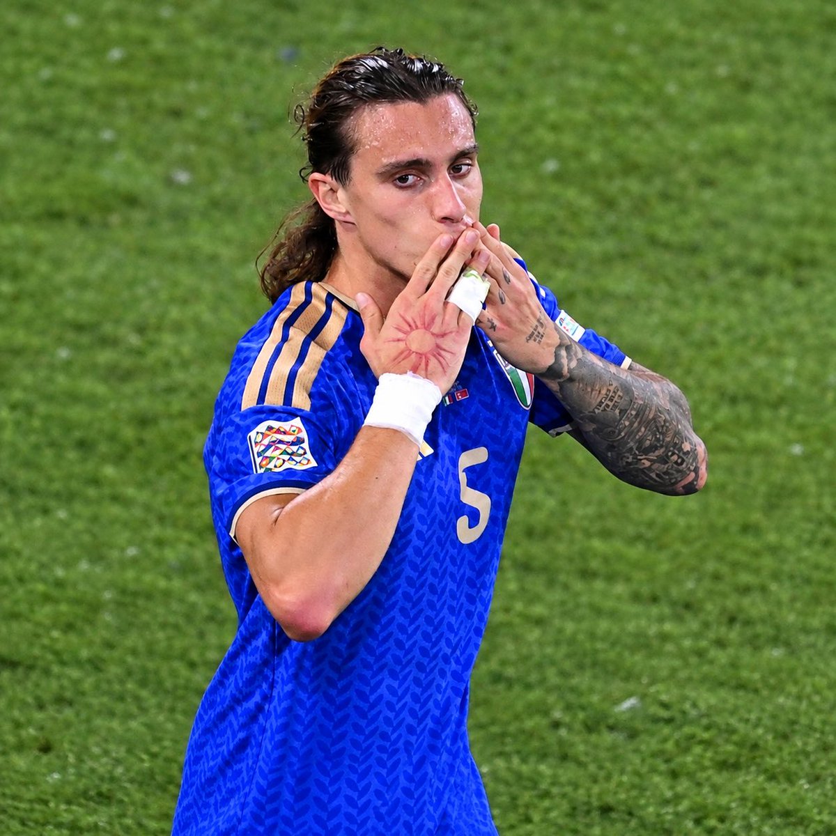 Josepintor80451's tweet photo. 🇮🇹 FULL-TIME: ITALY 3–1 TÜRKİYE 🇹🇷🔥

⚽ Scamacca put Italy ahead
⚽ Şimşir equalized for Türkiye
⚽ Calafiori restored the lead
⚽ Pio Esposito sealed the win late! 💪🔵

The Azzurri climb to second in their Nations League group. 📈🏟️ Who was your player of the match? 👀

🇪🇸 FINAL: ITALIA 3–1 TURQUÍA 🔥

⚽ Scamacca abrió el marcador
⚽ Şimşir empató para Turquía
⚽ Calafiori devolvió la ventaja a Italia
⚽ ¡Pio Esposito sentenció el partido al final! 💪🔵

La Azzurra sube al segundo puesto de su grupo en la Nations League. 📈🏟️ ¿Quién fue tu jugador del partido? 👀