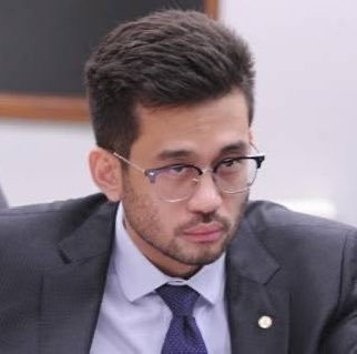 Delateinews's tweet photo. ⚠️AGORA: Nikolas Ferreira se compromete a lembrar Kim Kataguiri todos os dias, na Câmara, sobre a declaração de que renunciaria ao cargo de deputado https://t.co/vVhEKz6b3o