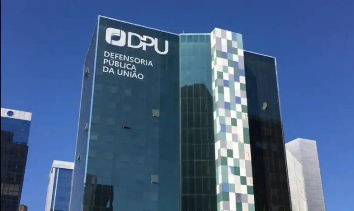 STF_oficial's tweet photo. ➡️ Liminar exclui receitas próprias da Defensoria Pública da União do teto de gastos do arcabouço fiscal. Na decisão, o ministro Alexandre de Moraes afirmou que a autonomia financeira e orçamentária da Defensoria Pública é imprescindível para o cumprimento da missão constitucional da instituição: https://t.co/oVAGQP5ABt

#PraTodosVerem: contém descrição da imagem
