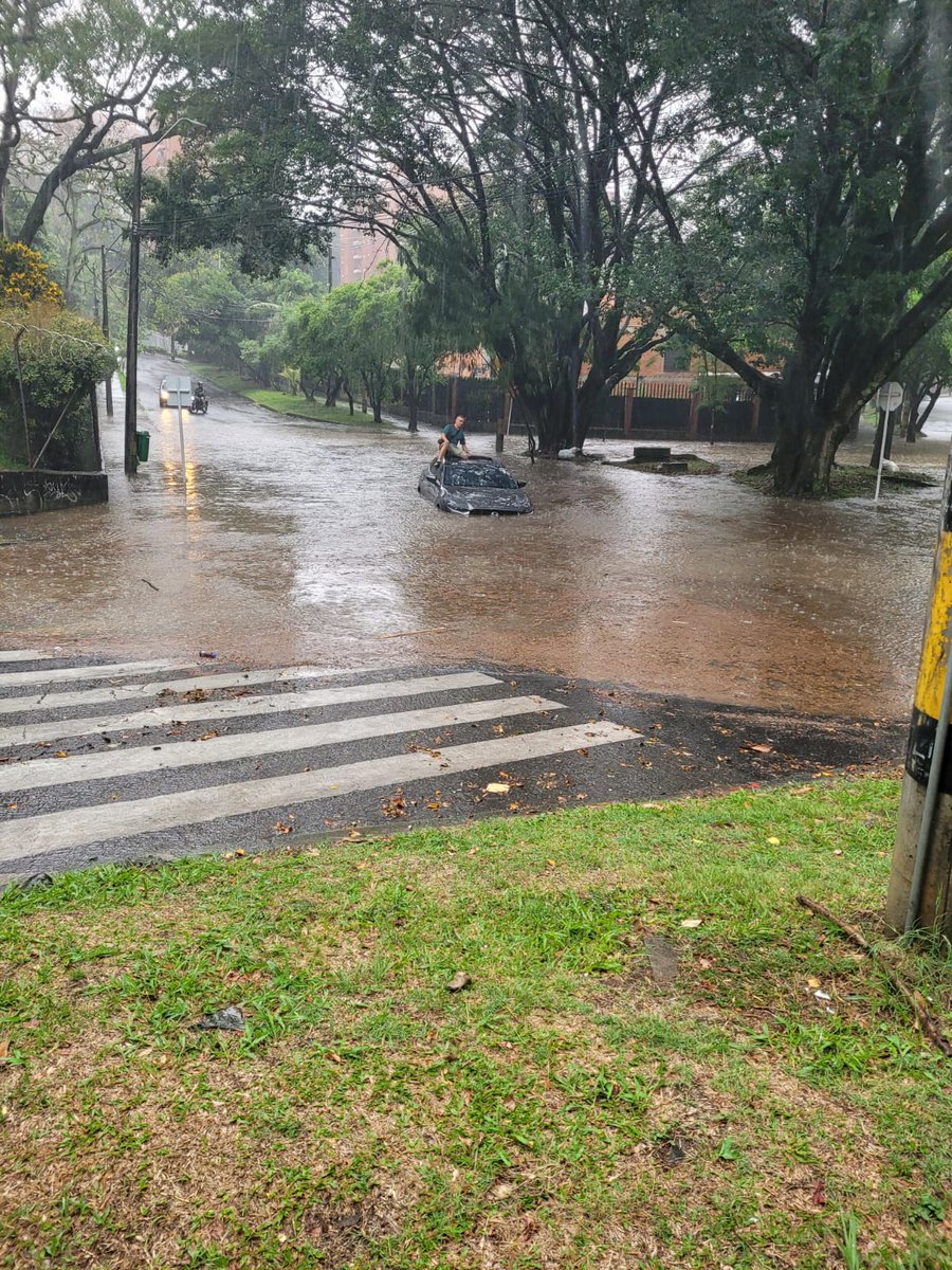 Julian_VasquezP's tweet photo. A pesar del fenómeno de El Niño, llueve con granizo en Medellín y su área metropolitana.

⛈️ https://t.co/UWzSbvNXwu