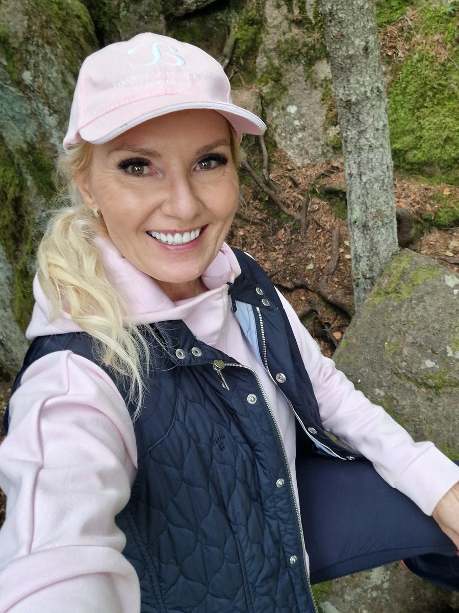 hannah_werner19's tweet photo. Forest therapy

#archipelago

#archipelago woman

#travel

#autumn https://t.co/Pu83VW5eyj