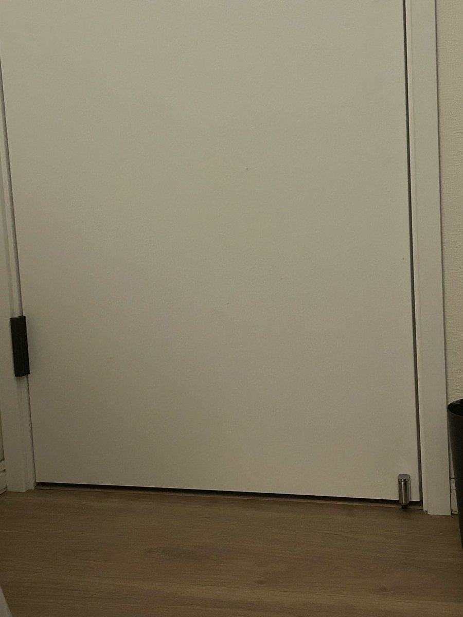 1484yzr's tweet photo. 自室は一階、廊下は人感センサーで照明がつくようになってて。2階から誰か降りてきたらこの隙間から光が漏れてかわかるんだけど確実に誰も降りてないのに気づいたら照明がついてて。
1:00頃で怪談を浴びる会を観ながら、だったから偶然でも
ゾッ https://t.co/jW19cws95v