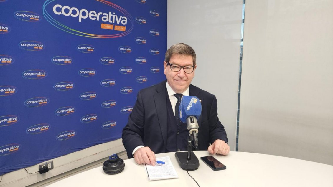 Cooperativa's tweet photo. "Tiene que haber dolores": Ministro Mas respaldó recortes presupuestarios y priorización de gasto https://t.co/wJpWCAA5GO https://t.co/ozmJ7BeOdL