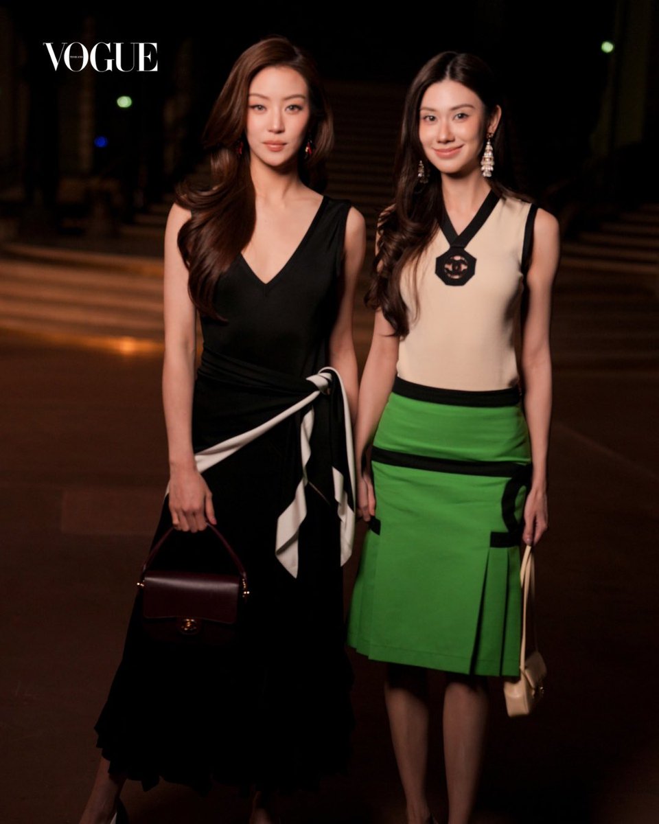 VogueThailand's tweet photo. #VogueFashionWeek รวบโมเมนต์ ‘ลีน่า-หมิว’ @lena__lorena @miunatshaa แขกคนสำคัญจากประเทศไทย ที่โชว์ CHANEL คอลเล็กชั่นฤดูใบไม้ผลิ/ฤดูร้อน ปี 2027 โดยหัวเรือใหญ่คนปัจจุบัน Matthieu Blazy ณ Grand Palais กรุงปารีส ประเทศฝรั่งเศส #CHANELShow #CHANELSpringSummer #LenaMiu #LalinaLena #MiuNatsha

ภาพ: Getty Images