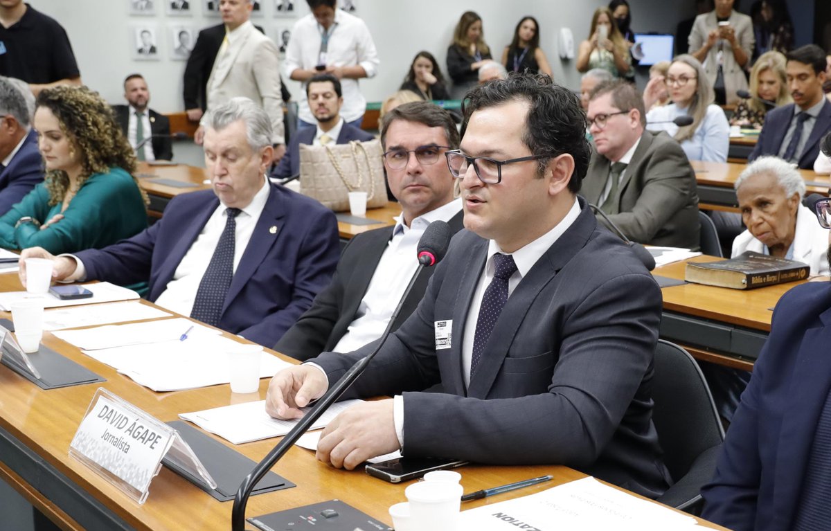 david_agape_'s tweet photo. No primeiro turno, segui minha política de neutralidade jornalística. Não pedi voto pra ninguém, nem pros meus amigos.

No segundo turno, somos todos Flávio Bolsonaro (@FlavioBolsonaro).

Não existe voto nulo quando, do outro lado, está o maior corrupto que esse país já viu, apedeuta, comparsa do Xandão.

PS: Nesta foto, acompanhando atentamente o meu depoimento da Vaza Toga, está o futuro presidente do Brasil.

Bora! 🦆🦆🇧🇷