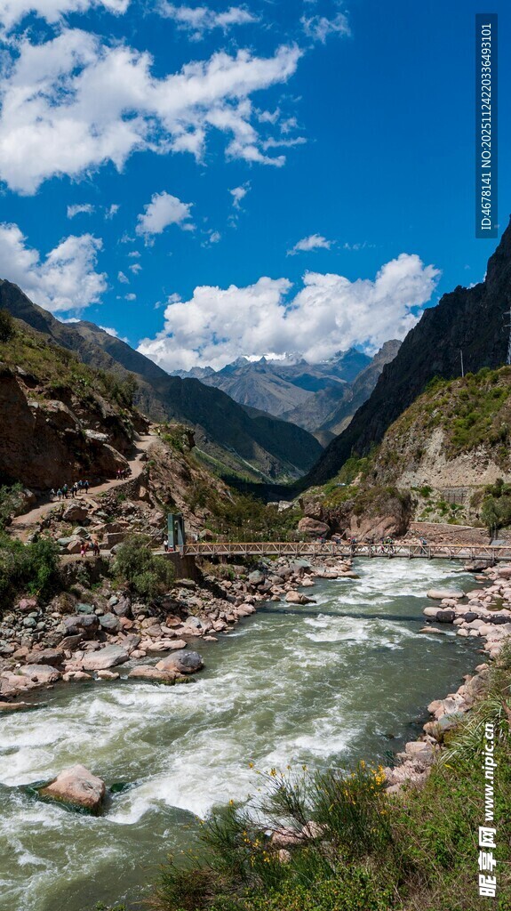 NataliaDilqlca's tweet photo. En el río con aguas turbulentas, el viajero se apresura a cruzar, desafiando la corriente veloz. https://t.co/nQNsnF88fA