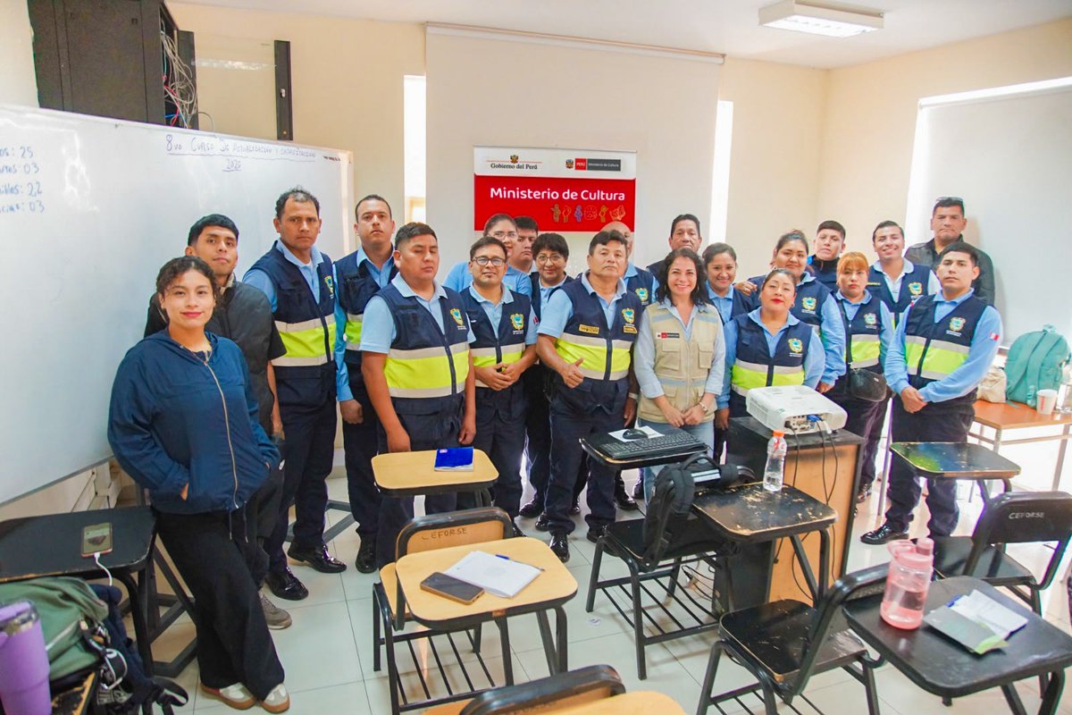 MinCulturaPe's tweet photo. El respeto también se construye en las calles.

Los serenos de #SanBorja recibieron orientación del Ministerio de Cultura para prevenir la discriminación étnico-racial, reconocer posibles situaciones de racismo y saber cómo actuar frente a ellas. https://t.co/dQbPsVaALp