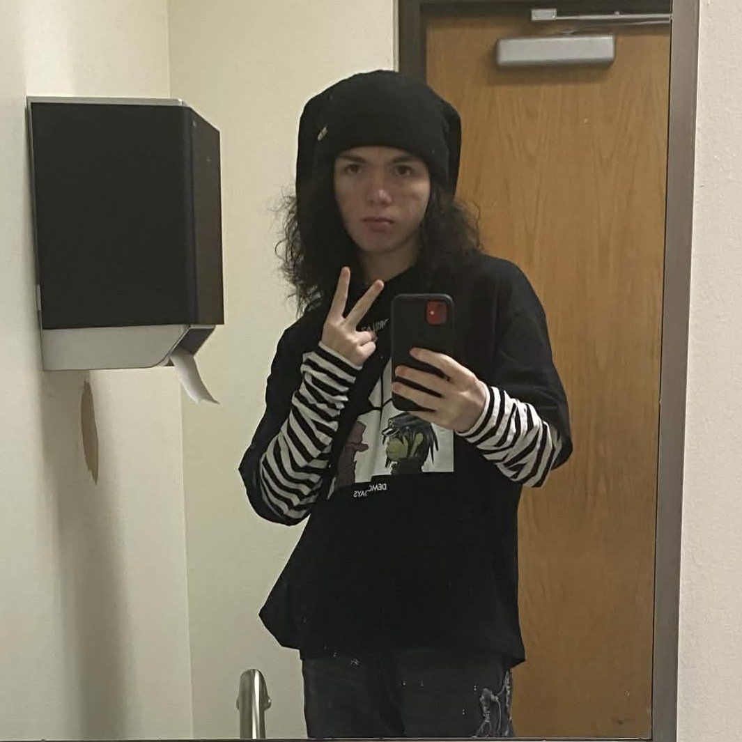 SilenceYuki_'s tweet photo. fit check and 2 new skateboards that are really sick and awesome and cool and sick https://t.co/WfsPImNC55