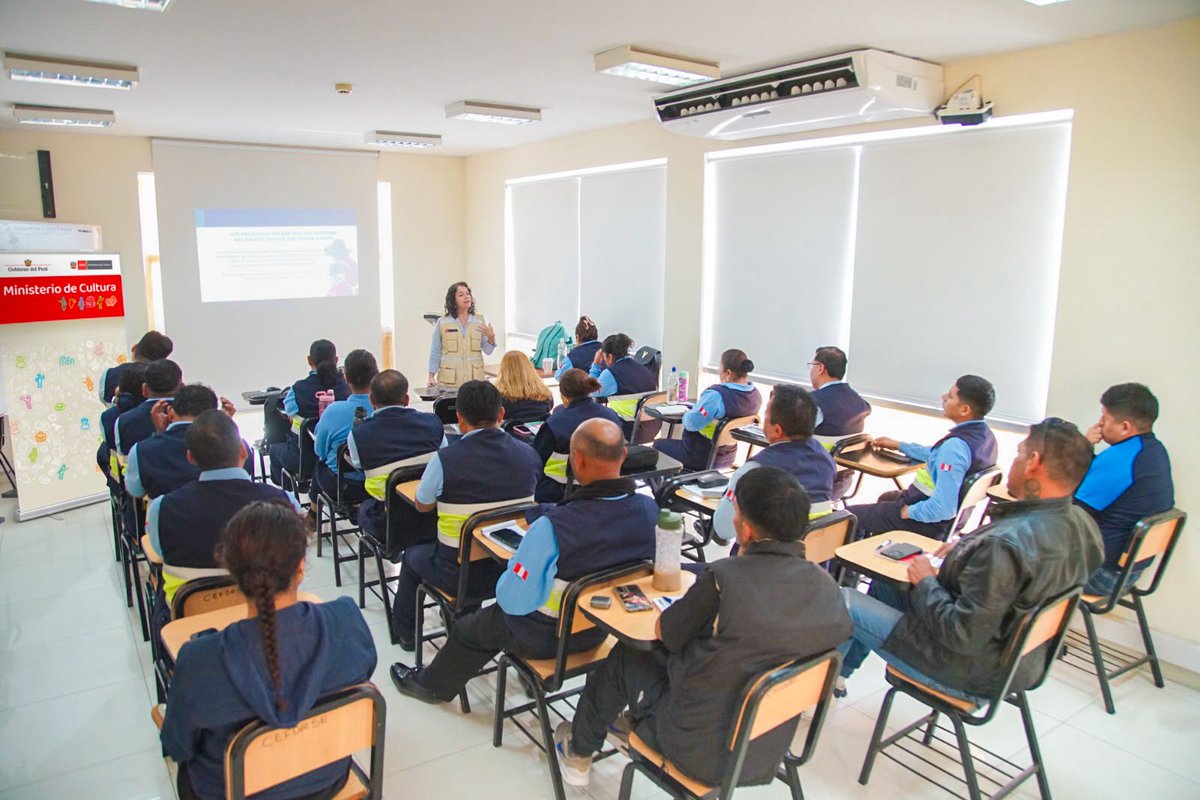 MinCulturaPe's tweet photo. El respeto también se construye en las calles.

Los serenos de #SanBorja recibieron orientación del Ministerio de Cultura para prevenir la discriminación étnico-racial, reconocer posibles situaciones de racismo y saber cómo actuar frente a ellas. https://t.co/dQbPsVaALp