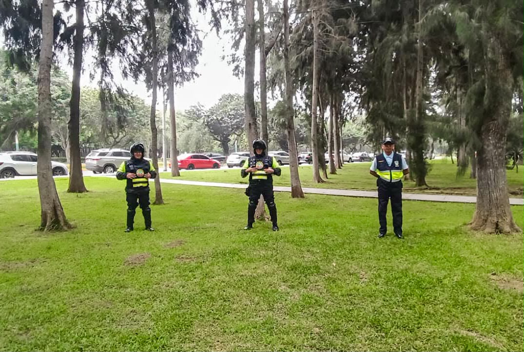 MinCulturaPe's tweet photo. El respeto también se construye en las calles.

Los serenos de #SanBorja recibieron orientación del Ministerio de Cultura para prevenir la discriminación étnico-racial, reconocer posibles situaciones de racismo y saber cómo actuar frente a ellas. https://t.co/dQbPsVaALp