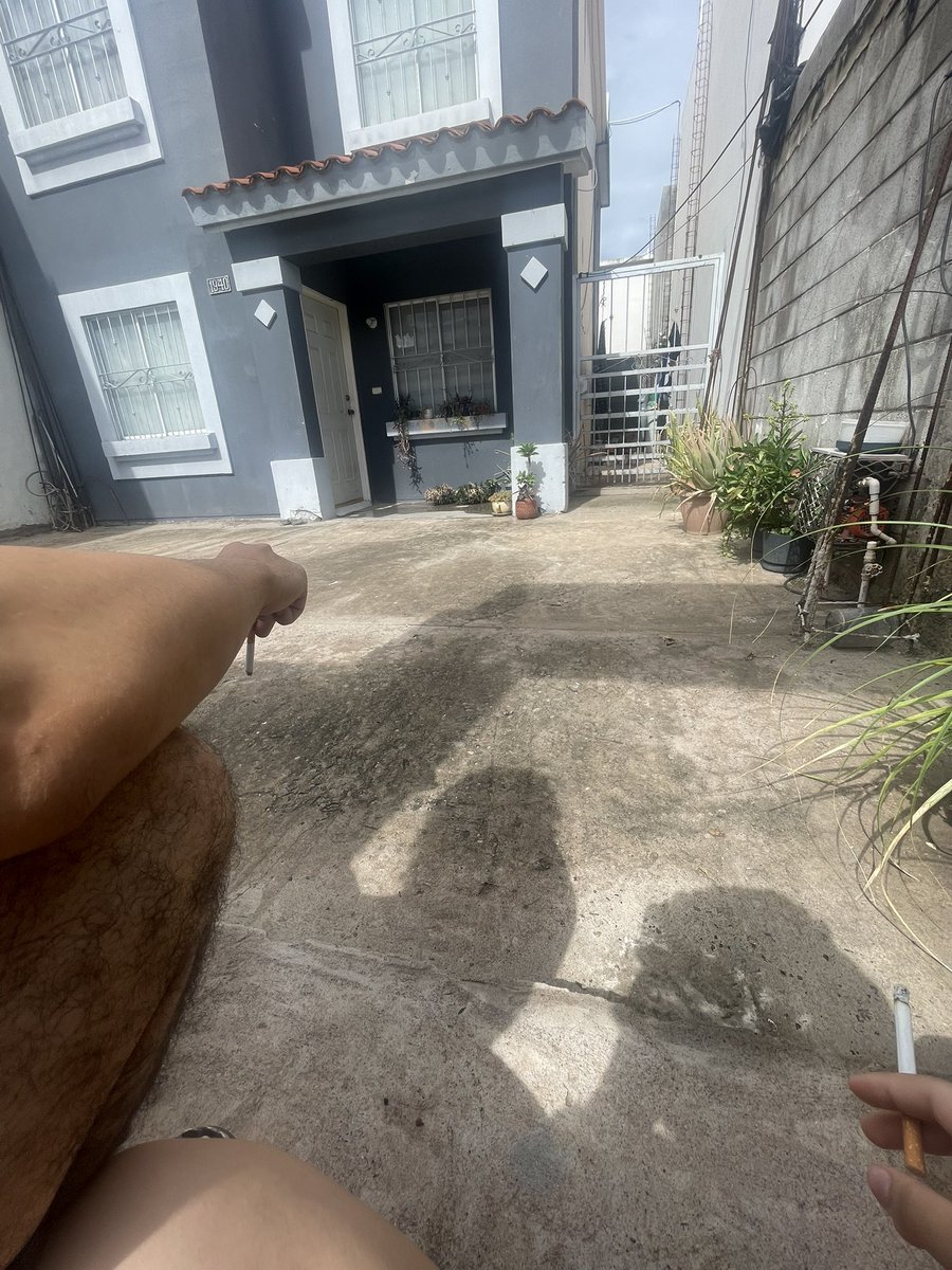 strupcat_'s tweet photo. Mi ermano y yo echándonos un cigarrito mañanero https://t.co/WtJZOtm1I6