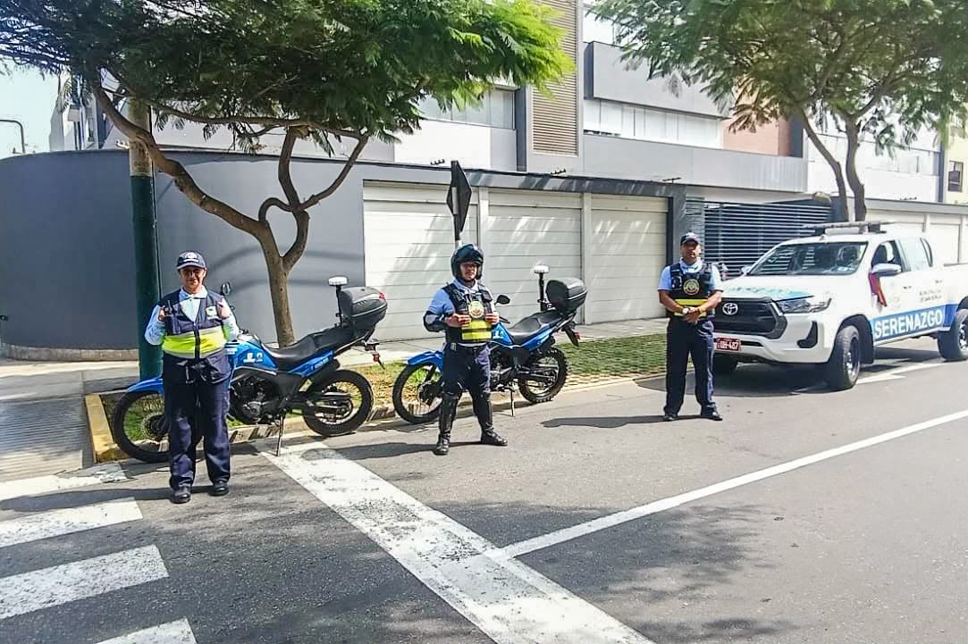 MinCulturaPe's tweet photo. El respeto también se construye en las calles.

Los serenos de #SanBorja recibieron orientación del Ministerio de Cultura para prevenir la discriminación étnico-racial, reconocer posibles situaciones de racismo y saber cómo actuar frente a ellas. https://t.co/dQbPsVaALp