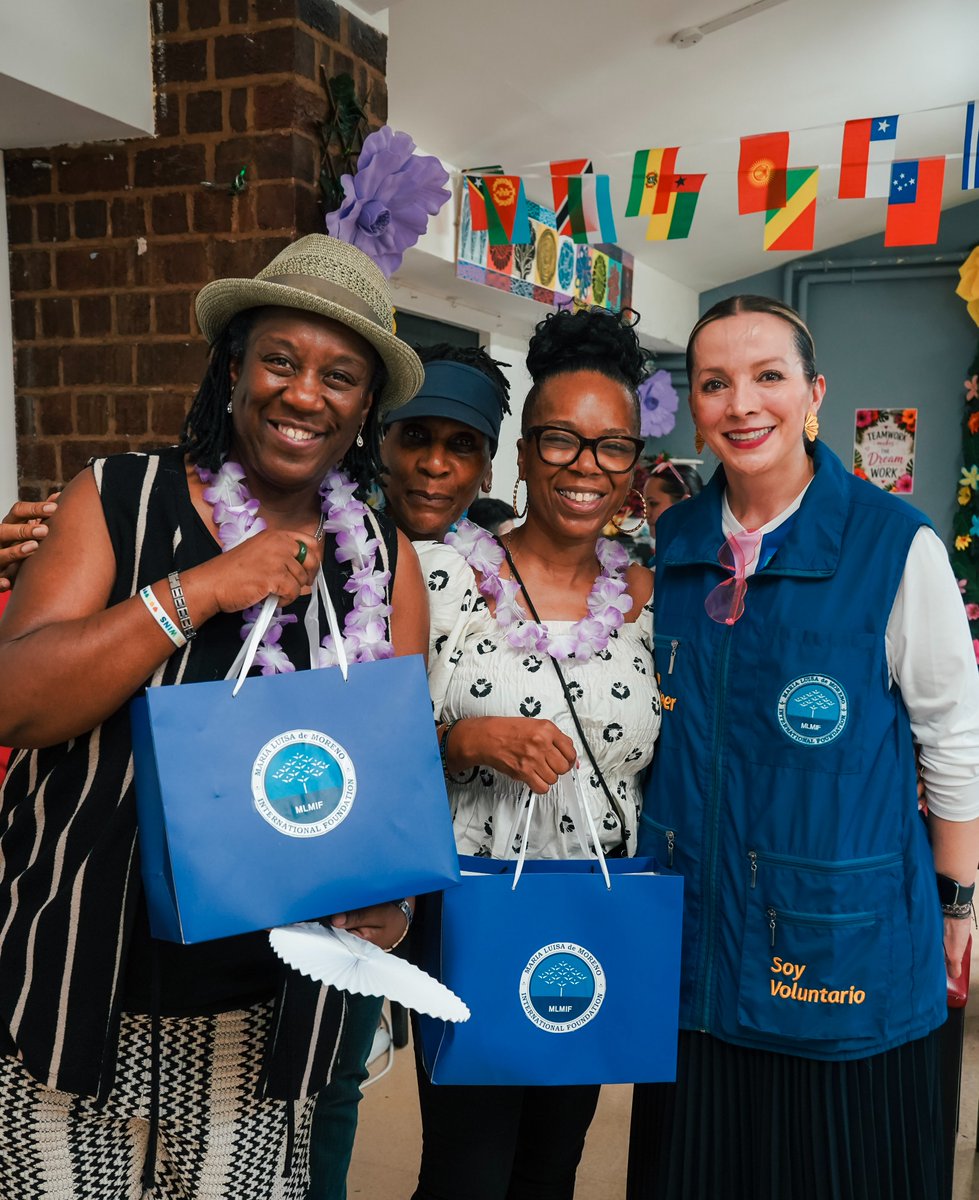 FIMLM's tweet photo. #FimlmInglaterra | 🌺 🌴 La FIMLM celebró en Londres un inolvidable #DíaParaLaPersonaMayor, donde la diversión, la integración y las sonrisas fueron las protagonistas.

🎶Disfrutaron la música de décadas pasadas, aprendiendo y reforzando valores como el respeto y la empatía. https://t.co/ev5JQEY3WQ