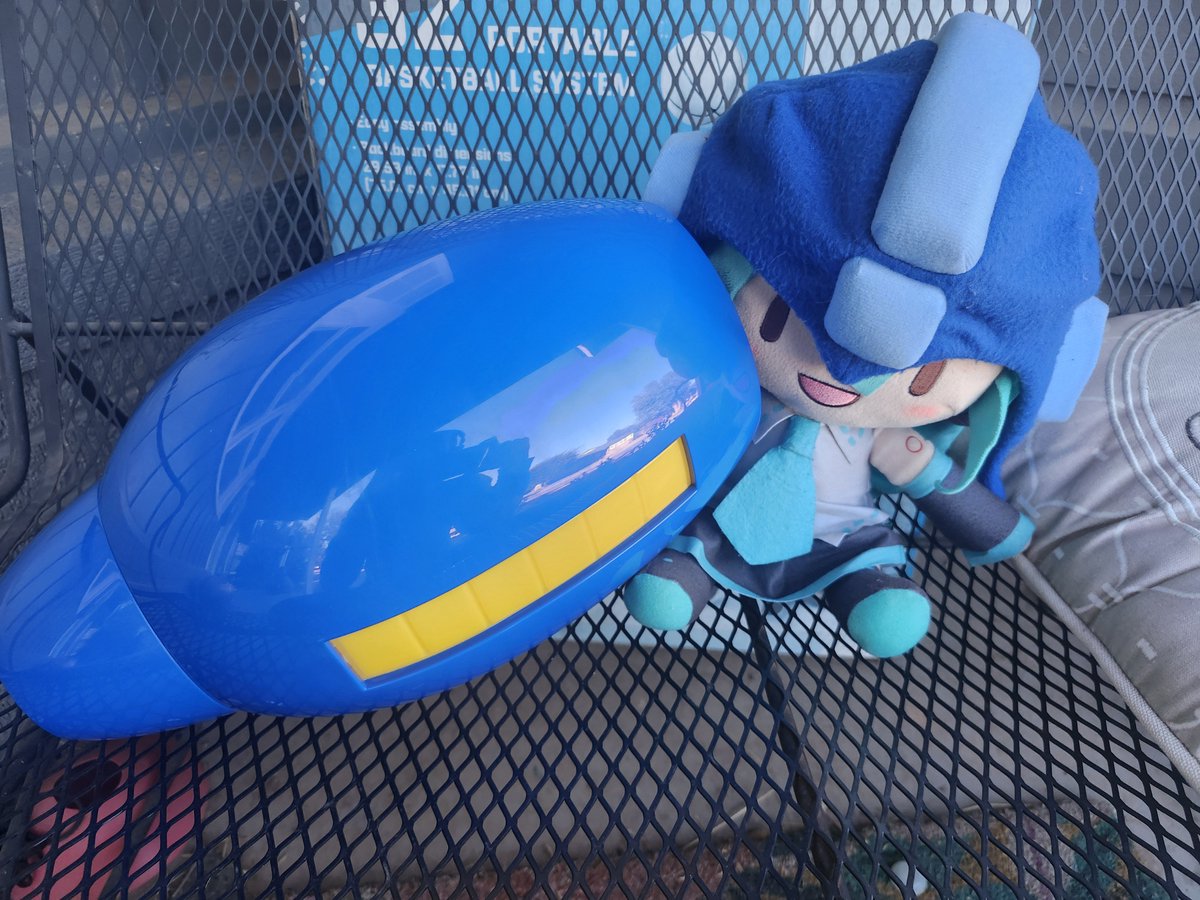 Pikdenwin's tweet photo. Mega Miku https://t.co/EBenxjjyNP