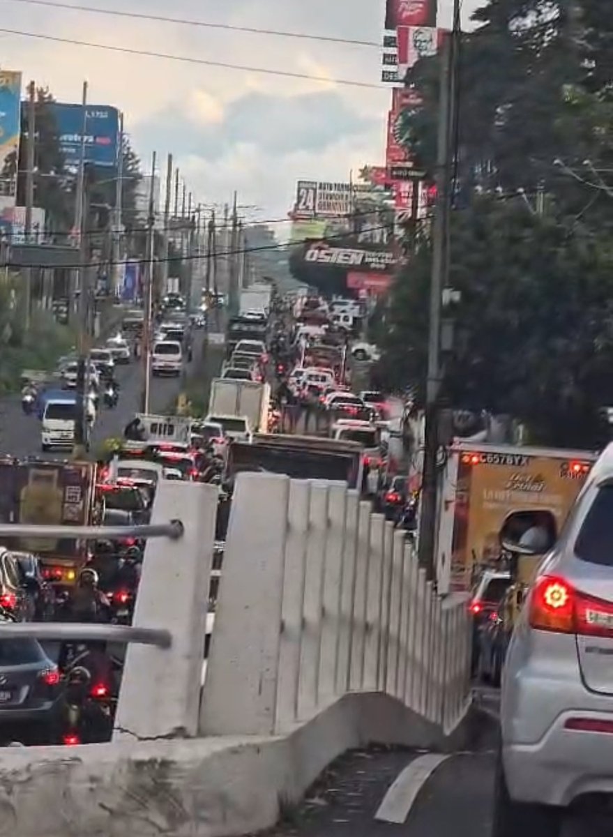 ClimaenGuate's tweet photo. Sin lluvia y caos vehicular en carretera a El Salvador por trabajos muy mal planificados de parte de @COVIAL_CIV en el km 25 por La Cuchilla. Casi 10km de colas para pasar por el sector.

Es increíble como son tan desorganizados y provocan horas y horas de colas, cuando muchos buscan llegar a su casa a descansar después de un horario de trabajo. Si trabajan de día mínimo dejar libre la ruta tipo 4pm a más tardar.

¿Por qué no trabajaron de noche como la última vez? 

Que poca conciencia con las miles de personas que utilizan esa ruta.