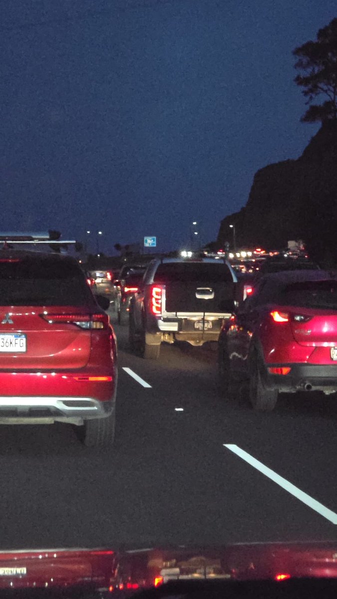 ClimaenGuate's tweet photo. Sin lluvia y caos vehicular en carretera a El Salvador por trabajos muy mal planificados de parte de @COVIAL_CIV en el km 25 por La Cuchilla. Casi 10km de colas para pasar por el sector.

Es increíble como son tan desorganizados y provocan horas y horas de colas, cuando muchos buscan llegar a su casa a descansar después de un horario de trabajo. Si trabajan de día mínimo dejar libre la ruta tipo 4pm a más tardar.

¿Por qué no trabajaron de noche como la última vez? 

Que poca conciencia con las miles de personas que utilizan esa ruta.