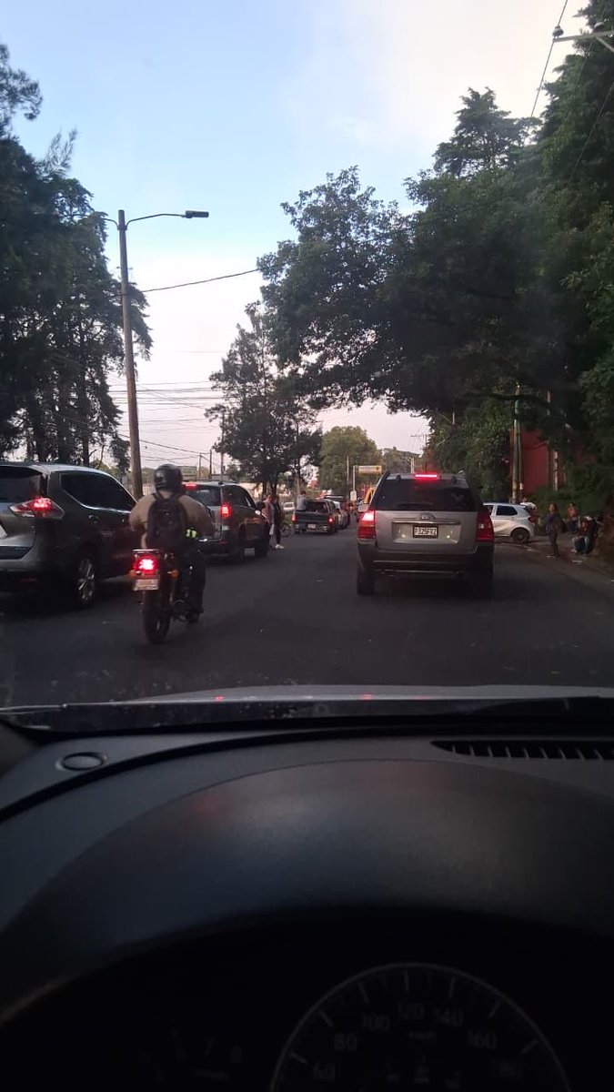 ClimaenGuate's tweet photo. Sin lluvia y caos vehicular en carretera a El Salvador por trabajos muy mal planificados de parte de @COVIAL_CIV en el km 25 por La Cuchilla. Casi 10km de colas para pasar por el sector.

Es increíble como son tan desorganizados y provocan horas y horas de colas, cuando muchos buscan llegar a su casa a descansar después de un horario de trabajo. Si trabajan de día mínimo dejar libre la ruta tipo 4pm a más tardar.

¿Por qué no trabajaron de noche como la última vez? 

Que poca conciencia con las miles de personas que utilizan esa ruta.