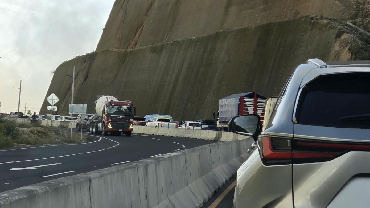 ClimaenGuate's tweet photo. Sin lluvia y caos vehicular en carretera a El Salvador por trabajos muy mal planificados de parte de @COVIAL_CIV en el km 25 por La Cuchilla. Casi 10km de colas para pasar por el sector.

Es increíble como son tan desorganizados y provocan horas y horas de colas, cuando muchos buscan llegar a su casa a descansar después de un horario de trabajo. Si trabajan de día mínimo dejar libre la ruta tipo 4pm a más tardar.

¿Por qué no trabajaron de noche como la última vez? 

Que poca conciencia con las miles de personas que utilizan esa ruta.