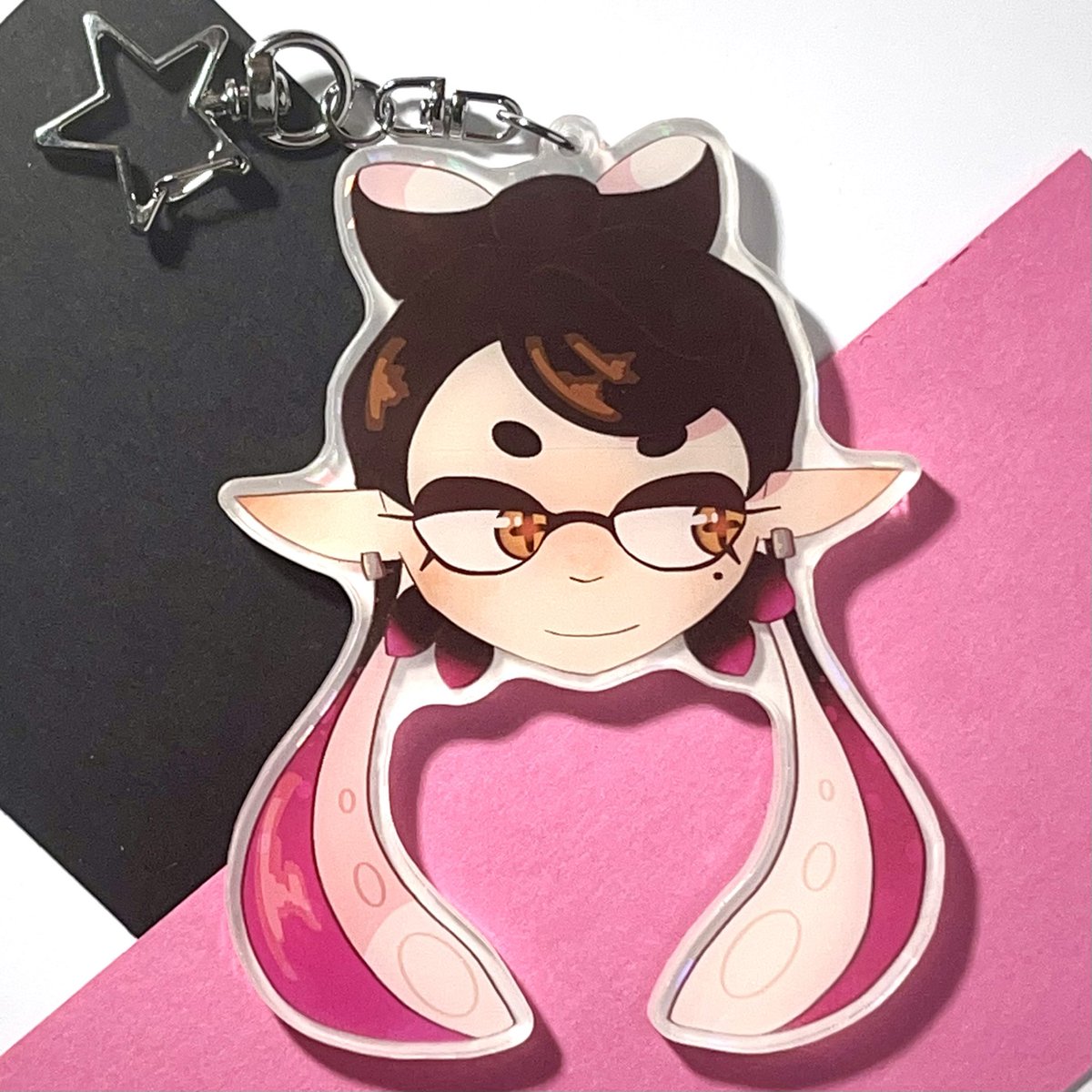 m0ssy_mess's tweet photo. havent logged in in 5 ever…….. heres some product photos of keychains i designed!! I have every splatoon idol and mane 6 on my store rn!! and more to come 🤔 👀 #splatoon #mlp #mlpfim https://t.co/GdVBin6tRG