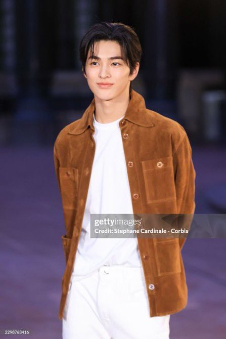 keonhoguide's tweet photo. Keonho from the Getty Images 📸 

please, he is not real 😭

KEONHO AT CHANEL PFW

#KEONHOxCHANELSS27
#CHANELSpringSummer 
#KEONHO #건호 @CHANEL https://t.co/T26ejEP3mi