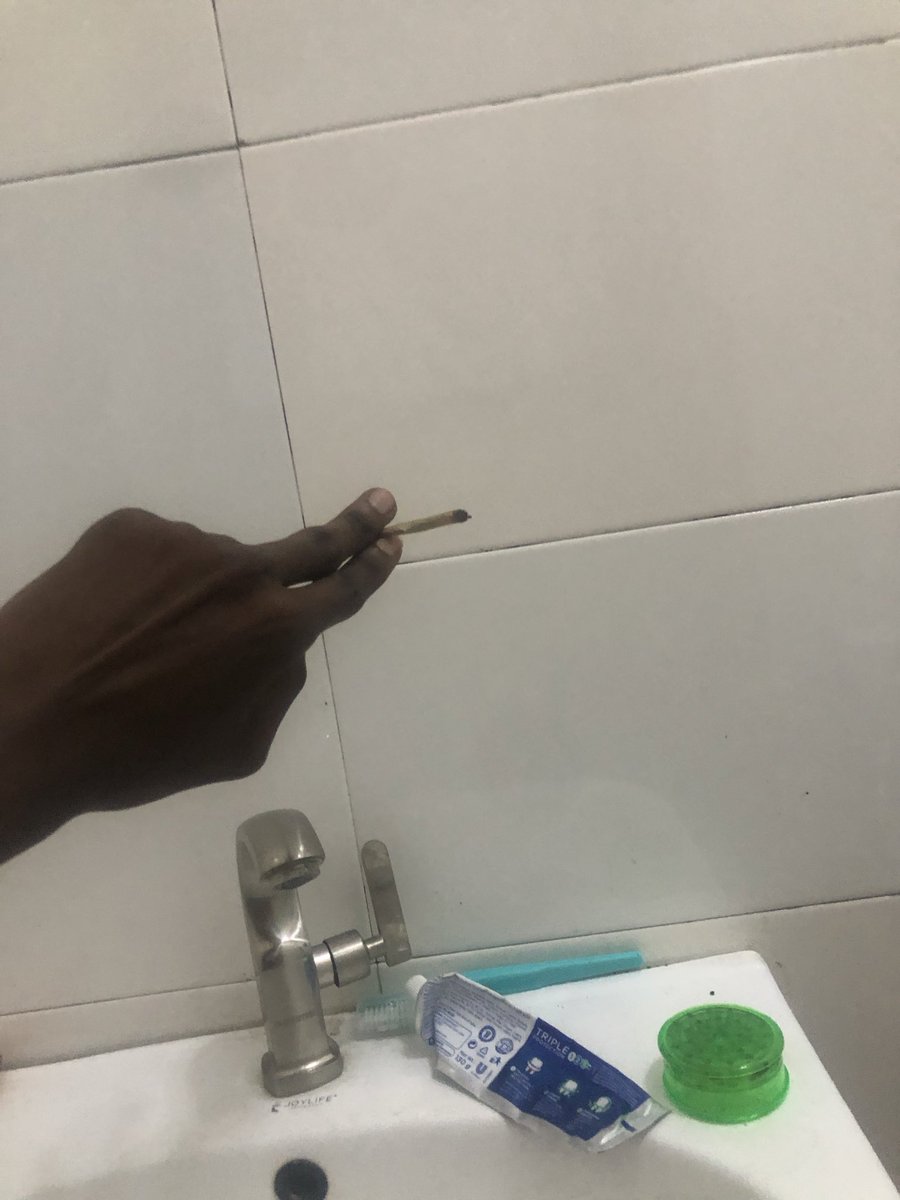 otti656's tweet photo. @citynevermiss @yrboyclint I Dey bathroom , now show me your zinc house ? https://t.co/aiFEx4uMZF