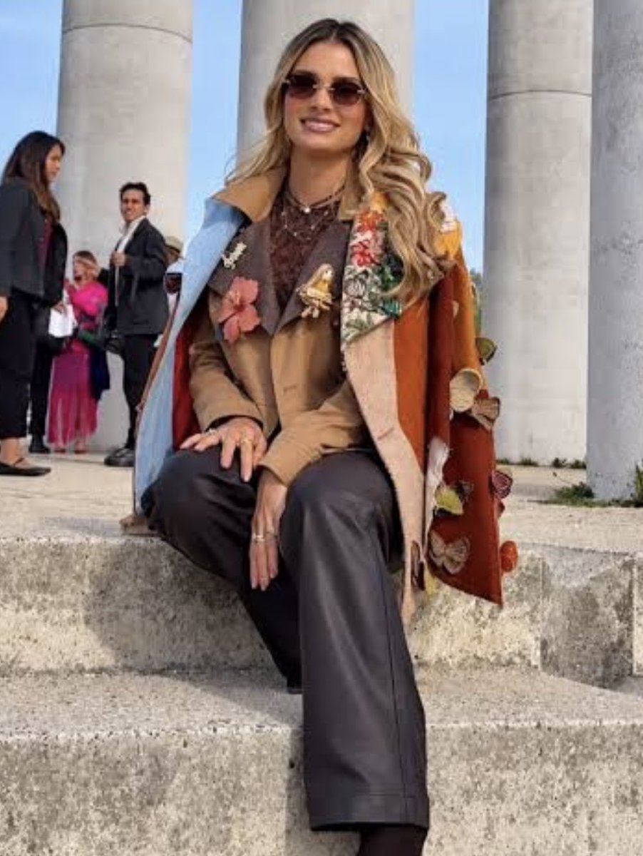 maicajamarca_'s tweet photo. La extrema derecha mafiosa y sus asquerosos medios de comunicación destrozaron moralmente a la Senadora @marthaperaltae por su viaje a Paris, pagado con su sueldo legítimo de congresista. 

Pero de la mujer de Abelardo que está en Paris, en medio de una situación crítica nacional y sin dar explicaciones y claridad sobre los dineros que llegaron a su fundación como donaciones para damnificados, no dicen absolutamente nada. 

A una la crucifican por ser una mujer indígena, de orígenes humildes y trabajadora. Y a la otra la blindan por intocable. 

¡ASQUEROSA DOBLE MORAL!